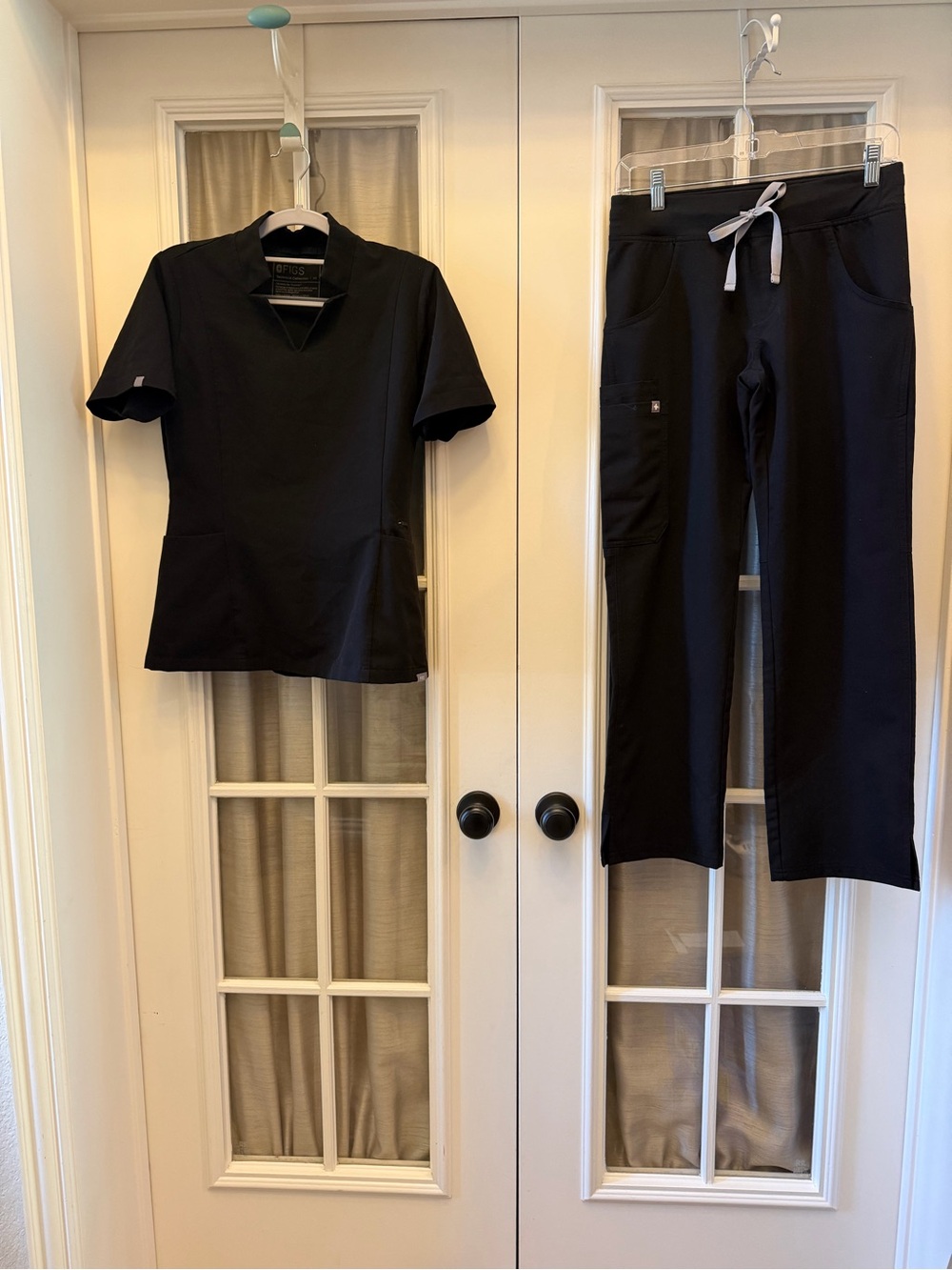 XS Women’s Black Figs Scrub Set Inala Slim Top with XS Petite Pants EUC